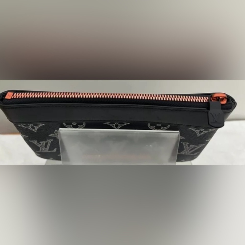 Louis Vuitton Monogram Discovery Pochette Limited Edition Upside Down - Picture 9 of 9